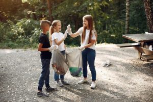 Niños reciclando